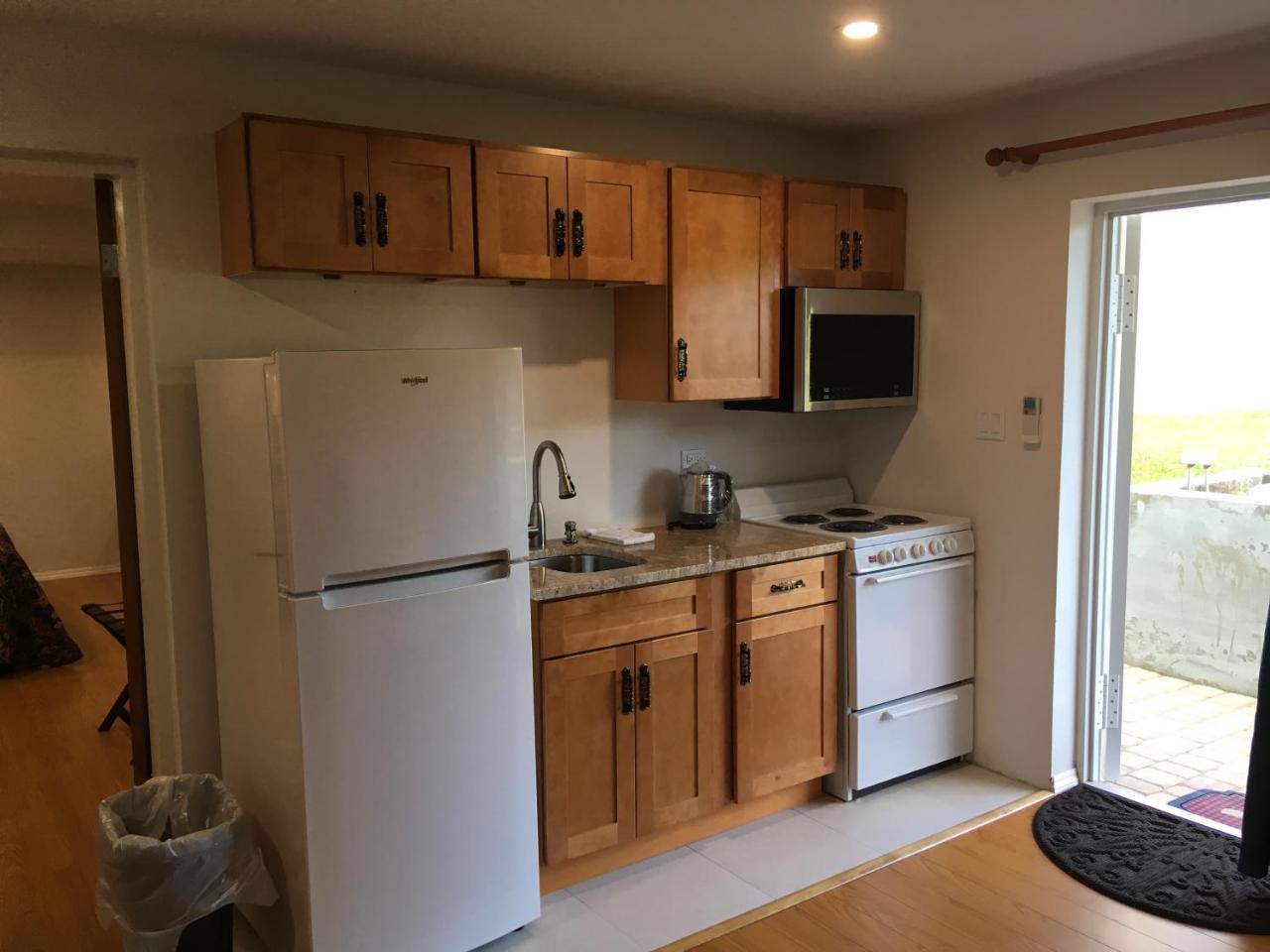 Windsong Guest Apartments Pembroke Extérieur photo