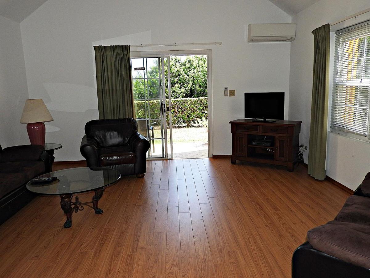 Windsong Guest Apartments Pembroke Extérieur photo
