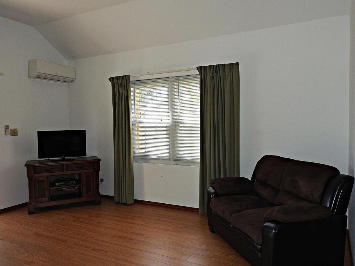 Windsong Guest Apartments Pembroke Extérieur photo