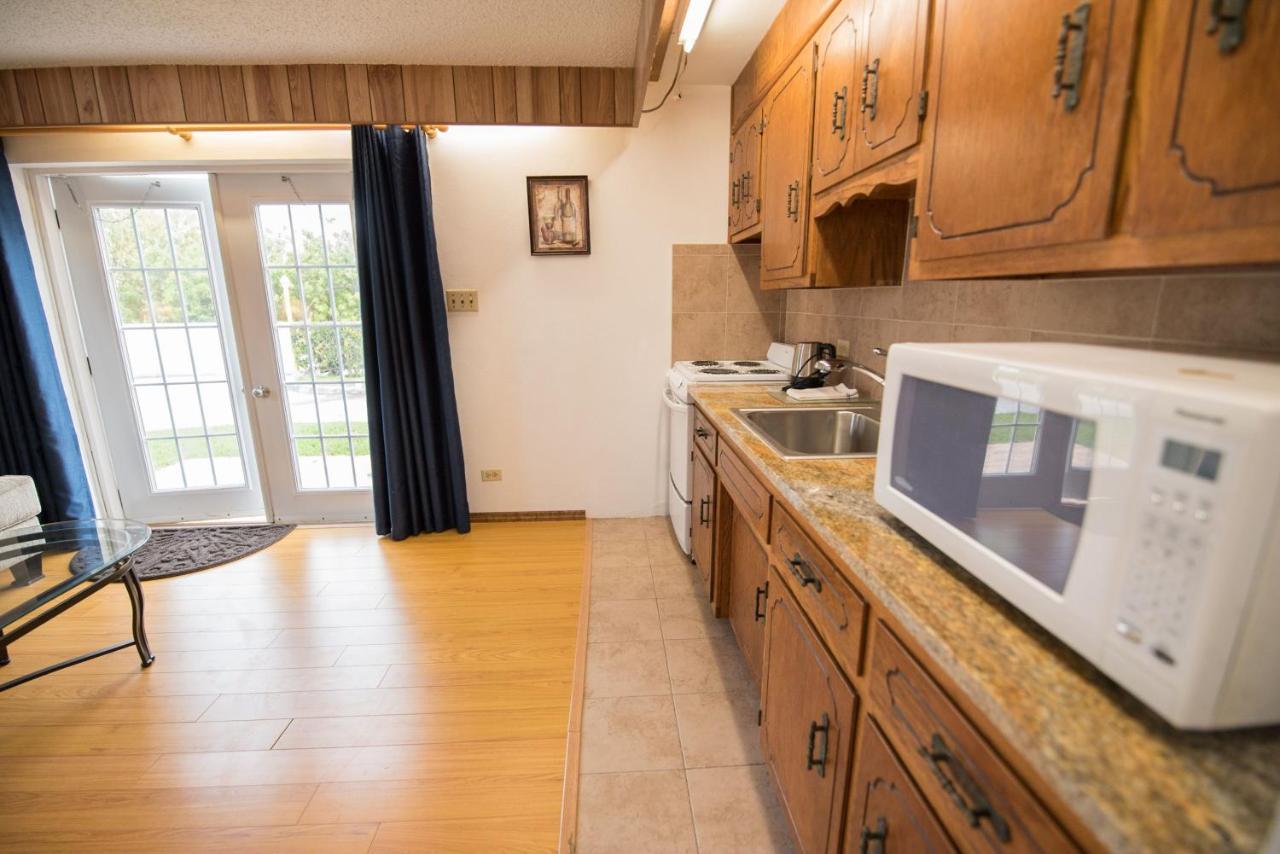 Windsong Guest Apartments Pembroke Extérieur photo